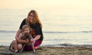 donna bimba cane cucciolo mare